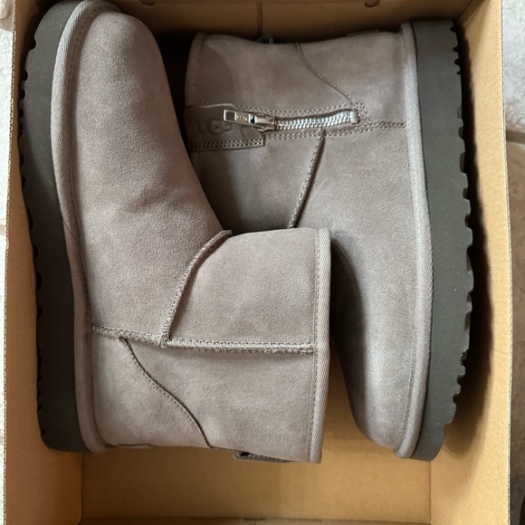 NWT UGG Classic Mini Bailey Zip Boots - Picture 5 of 7